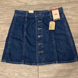 Levi’s denim front button skirt, size 28
